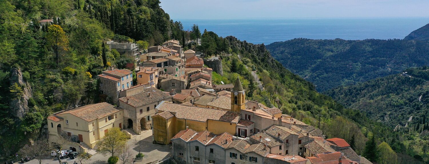 Le paysage de montagne et la mer autour de Sainte-Agnès