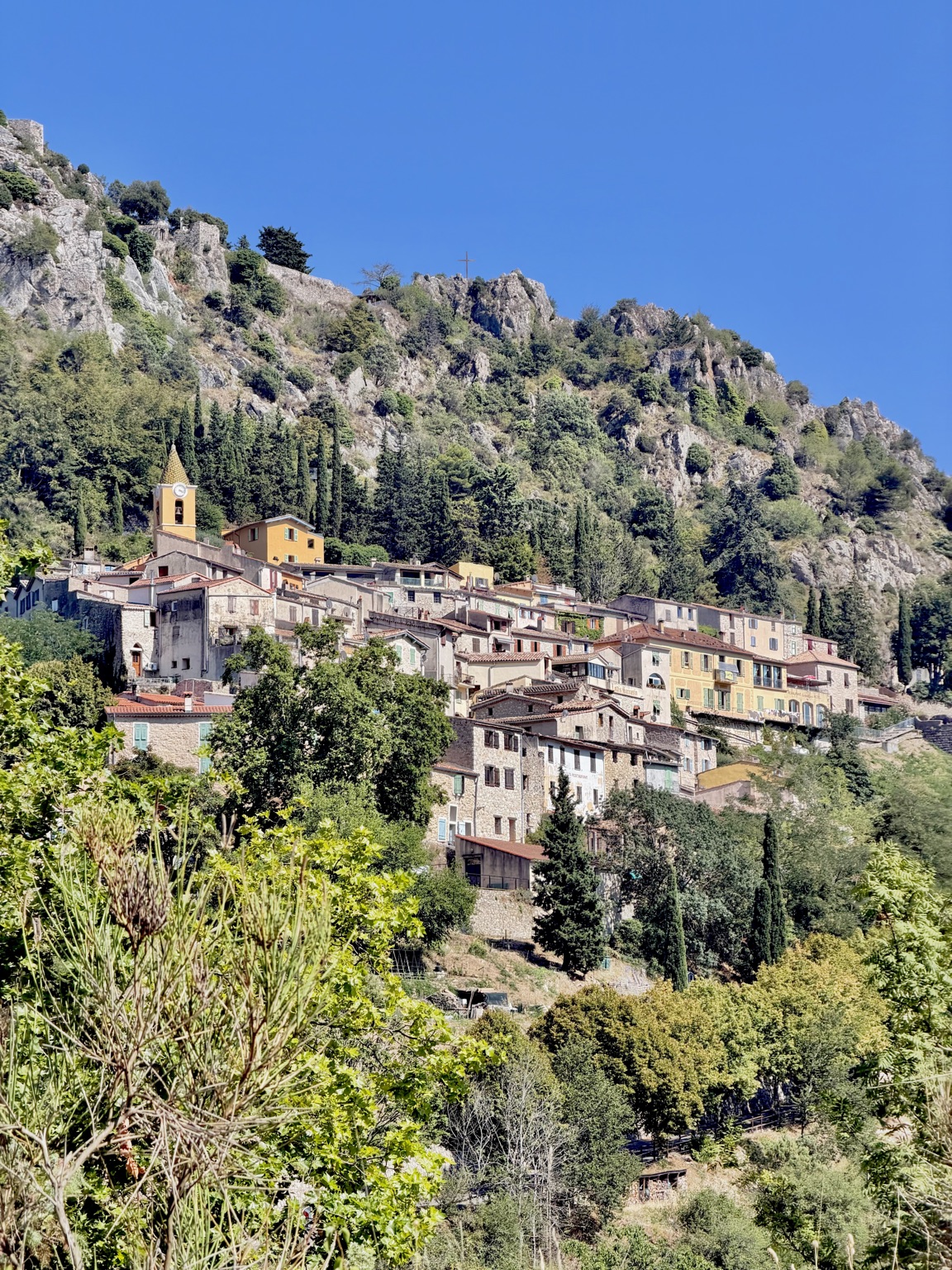 Le village de Sainte-Agnès et les vestiges du château sur les hauteurs